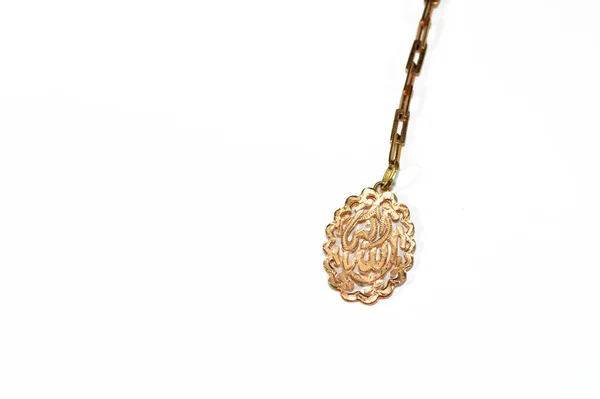 アラビア語のテキストを用いた金カラット18で作られた金のキーリングメダル 神は最も偉大です 金為替レートマーケティングと価値 金の概念のビジネスと価格 — ストック写真