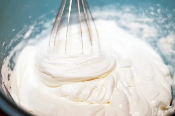 ホイップクリーム ダブルクリーム または他の高脂肪クリーム それは軽くてふわふわになるまでホイップされ その形状を保持し しばしば白砂糖で甘やかされます — ストック写真