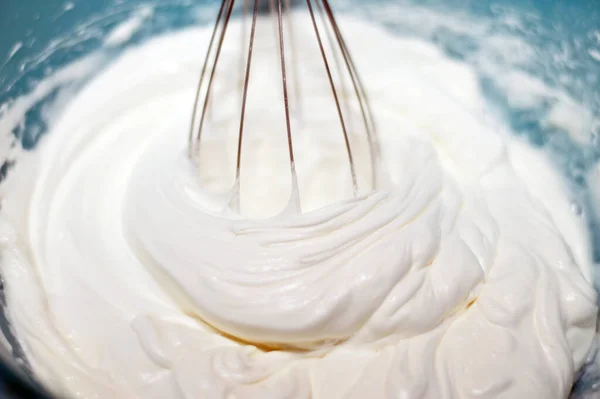ホイップクリーム ダブルクリーム または他の高脂肪クリーム それは軽くてふわふわになるまでホイップされ その形状を保持し しばしば白砂糖で甘やかされます — ストック写真