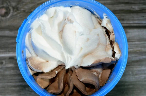 Шоколадне Ванільне Біле Заморожене Морозиво Пластиковій Мисці Ізольоване Дерев Яному — стокове фото