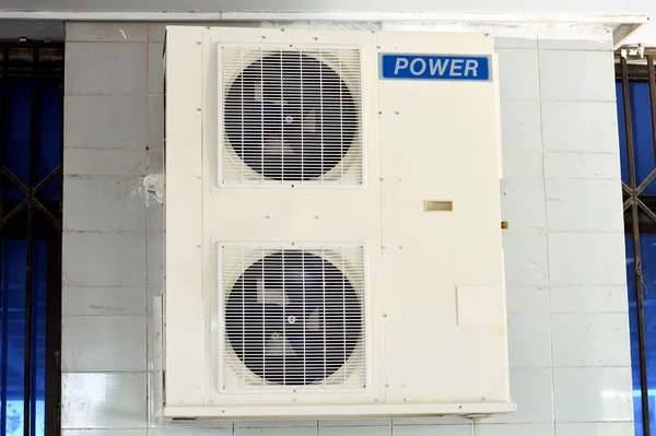 2023年8月10日 埃及开罗 供房间冷却和通风用的电力空调机压缩机 每小时48000 Btu — 图库照片