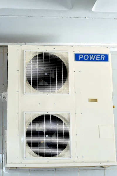 2023年8月10日 埃及开罗 供房间冷却和通风用的电力空调机压缩机 每小时48000 Btu — 图库照片