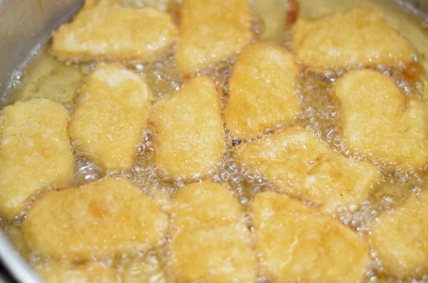 Fritar Nuggets Frango Óleo Profundo Carne Frango Fresca Totalmente Cozida — Fotografia de Stock