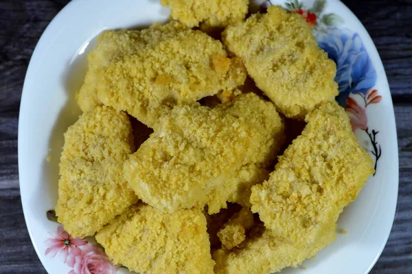 닭고기 견과류의 완전히 신선한 닭고기 맛있는 바삭한 부스러기 손가락 닭고기 — 스톡 사진