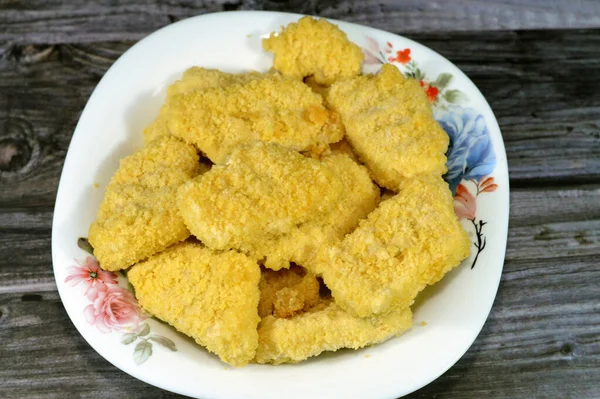 닭고기 견과류의 완전히 신선한 닭고기 맛있는 바삭한 부스러기 손가락 닭고기 — 스톡 사진