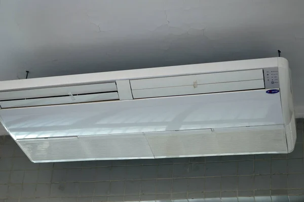 カイロ エジプト 2023 48000 Btu 48Kイギリスの熱単位時間あたりの部屋の冷却と換気のためのパワーエアコンファン 床の天井屋内ユニット 選択的な焦点 — ストック写真