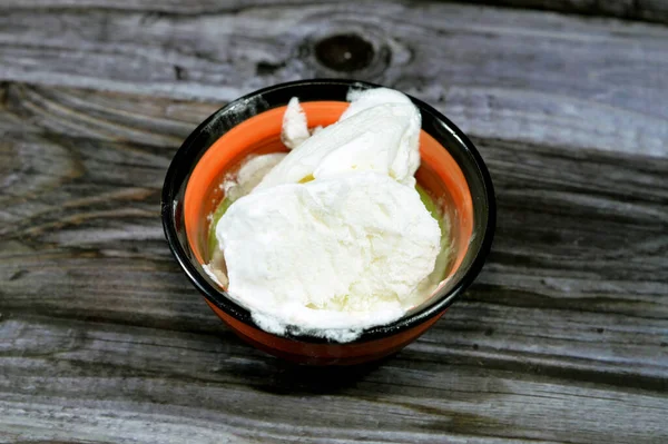 Vanilkové Chlazené Mražené Zmrzliny Naběračky Misce Izolované Dřevěném Pozadí Připravené — Stock fotografie