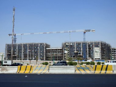 Kahire, Mısır, 21 Temmuz 2023: Hassan Allam 'ın inşaat iskelesi ve vinçleri olan, Mısır bayrağı sallayan, Mısır gayrimenkul projeleri kavramına sahip yeni bir sanayi binasının şantiyesi