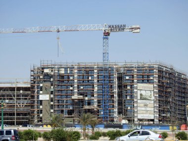 Kahire, Mısır, 21 Temmuz 2023: Hassan Allam 'ın inşaat iskelesi ve vinçleri olan, Mısır bayrağı sallayan, Mısır gayrimenkul projeleri kavramına sahip yeni bir sanayi binasının şantiyesi