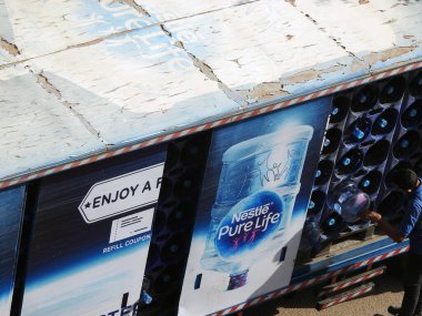 Kahire, Mısır, 19 Temmuz 2023: Nestle Saf Hayat Plastik Şişeleri dağıtım aracı, Nestle S.A., İsviçre 'nin Vevey, İsviçre merkezli çok uluslu gıda ve içecek işleme şirketi.
