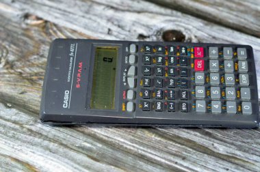 Giza, Mısır, 12 Ağustos 2023: Casio Scientific hesap makinesi fx-82TL S-VPAM (Süper Görsel olarak Mükemmel Cebirsel Yöntem), iki satırlık LCD ekran kullanır, seçenekleri düzenlemek veya doğru seçenekleri yeniden oynatmak için işlevi vardır