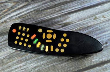 Eski bir uzaktan kumanda ya da uzaktan kumanda, genellikle kablosuz olarak başka bir cihazı çalıştırmak için kullanılan elektronik bir cihaz. Tüketici elektroniğinde, televizyon gibi cihazları çalıştırmak için kullanılır