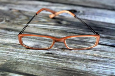Gözlük, gözlük ya da gözlük, mercekli görüş giysisi, genellikle görme düzeltmesi için kullanılır, örneğin okuma gözlüğü ve miyopluk için kullanılan gözlükler, koruma gözlüğü gibi.