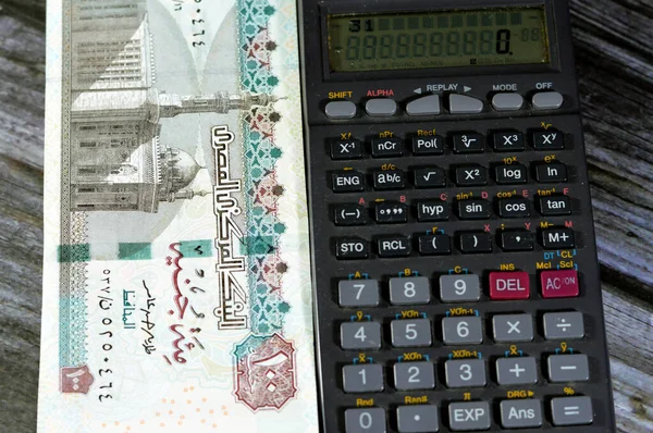 100埃及镑 上面有苏丹哈桑清真寺 上面有埃及镑钞票 旁边有一个计算器 汇率有埃及镑的概念 — 图库照片
