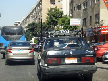 Kahire, Mısır, 4 Ağustos 2023: Eski tarz siyah beyaz Kahire Mısırlı taksisi, Kahire taksisi eski tarz ve eski taksiyle değiştirildi.