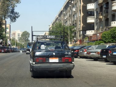 Kahire, Mısır, 4 Ağustos 2023: Eski tarz siyah beyaz Kahire Mısırlı taksisi, Kahire taksisi eski tarz ve eski taksiyle değiştirildi.