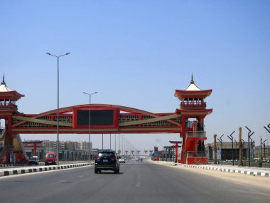 Kahire, Mısır, 29 Temmuz 2023: Geleneksel Japon mimari tarzında tamamlanmış yaya köprüsü ile Mısır 'da Shinzo Abe ekseni devriye otoyolu, eski Japon başbakanı