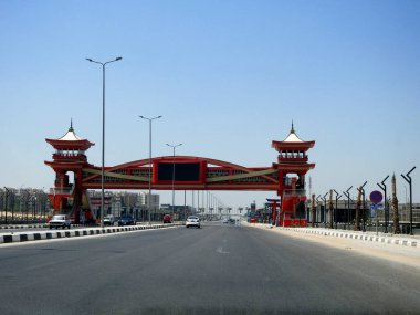 Kahire, Mısır, 29 Temmuz 2023: Geleneksel Japon mimari tarzında tamamlanmış yaya köprüsü ile Mısır 'da Shinzo Abe ekseni devriye otoyolu, eski Japon başbakanı