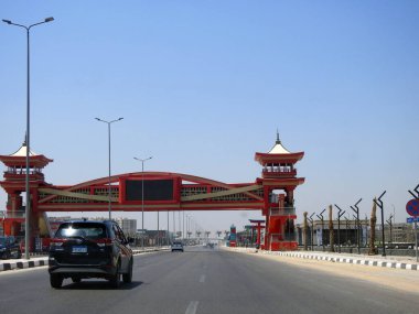 Kahire, Mısır, 29 Temmuz 2023: Geleneksel Japon mimari tarzında tamamlanmış yaya köprüsü ile Mısır 'da Shinzo Abe ekseni devriye otoyolu, eski Japon başbakanı