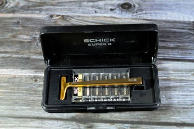 Giza, Mısır, 12 Ağustos 2023: Eski Schick Super II kulp ve ustura, Edgewell Personal Care 'in sahibi olduğu Jacob Schick tarafından kurulan Amerikan markası.
