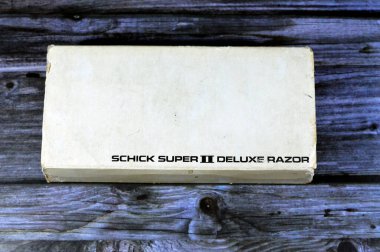 Giza, Mısır, 12 Ağustos 2023: Eski Schick Super II kulp ve ustura, Edgewell Personal Care 'in sahibi olduğu Jacob Schick tarafından kurulan Amerikan markası.