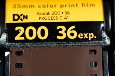 Giza, Mısır, 12 Ağustos 2023: Kodak 35 mm renkli rulo film, makara yaralı fotoğraf filmi ve eski kullanılabilir kameralar için 35 mm 'lik spromat delikleri, antika eski rulo