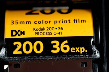 Giza, Mısır, 12 Ağustos 2023: Kodak 35 mm renkli rulo film, makara yaralı fotoğraf filmi ve eski kullanılabilir kameralar için 35 mm 'lik spromat delikleri, antika eski rulo