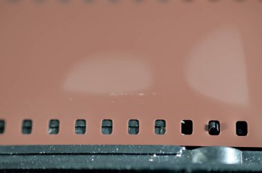 Film ya da roll film, beyaz ışıktan korunan herhangi bir tür makaralı fotoğraf filmi, eski yeniden kullanılabilir kameralar için karakteristik 35 mm formatlı sproket delikleri.