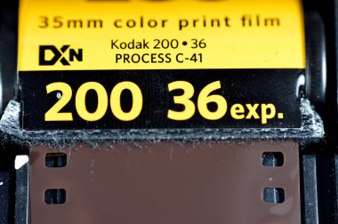 Giza, Mısır, 12 Ağustos 2023: Kodak 35 mm renkli rulo film, makara yaralı fotoğraf filmi ve eski kullanılabilir kameralar için 35 mm 'lik spromat delikleri, antika eski rulo