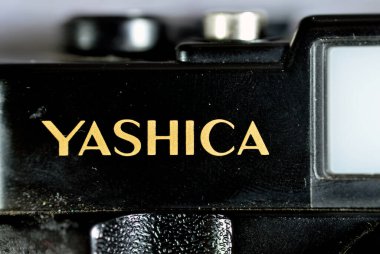 Giza, Mısır, 12 Ağustos 2023: Eski Kameradan Yashica markası, Japon kamera, lens ve film kurgu ekipmanı üreticisi, daha sonra Kyocera,