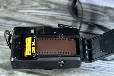 Giza, Mısır, 12 Ağustos 2023: 35 mm film için Yashica MF 2 Süper yeniden kullanılabilir film kamerası, flaş, otomatik DX, düşük ışık uyarısı, 38 mm lens - 3 element, 3 grup lensi, antika retro, eski