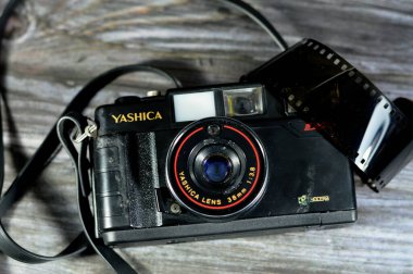 Giza, Mısır, 12 Ağustos 2023: 35 mm film için Yashica MF 2 Süper yeniden kullanılabilir film kamerası, flaş, otomatik DX, düşük ışık uyarısı, 38 mm lens - 3 element, 3 grup lensi, antika retro, eski