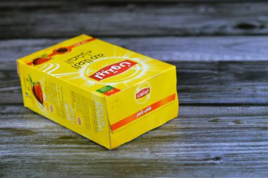 Giza, Mısır, 12 Ağustos 2023: Lipton siyah toz çayı, güçlü doğal tat, olgunlaşmış çay yaprakları, Lipton, Lipton Teas and Infusions 'ın sahibi olduğu İngiliz yapımı çay türüdür.