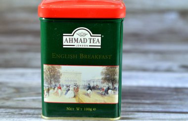 Giza, Mısır, 12 Ağustos 2023: Ahmad çayı London English breakfast, Ahmad Tea Chandler 's Ford, Hampshire, İngiltere merkezli çay poşetleri satan bir çay şirketidir.