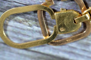 Zincir, tasarruf, altın döviz kuru pazarlama ve değeri, iş ve altın konsepti, gerçek altın kavramı ile bağlantılı altın anahtarlık madalyasından 18 karat altın mühür yakın çekim görüntüsü