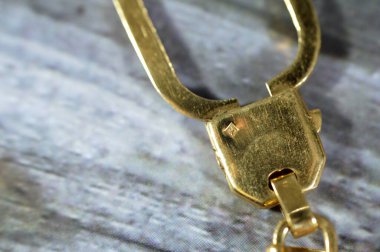 Zincir, tasarruf, altın döviz kuru pazarlama ve değeri, iş ve altın konsepti, gerçek altın kavramı ile bağlantılı altın anahtarlık madalyasından 18 karat altın mühür yakın çekim görüntüsü