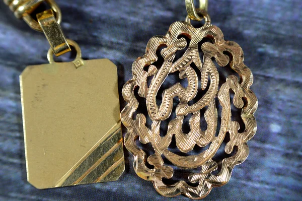 Золотой Карат Исламским Арабским Текстом Одном Alhabu Akbar Transbar Бог — стоковое фото