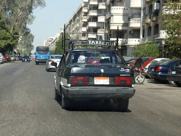 Kahire, Mısır, 4 Ağustos 2023: Eski tarz siyah beyaz Kahire Mısırlı taksisi, Kahire taksisi eski tarz ve eski taksiyle değiştirildi.