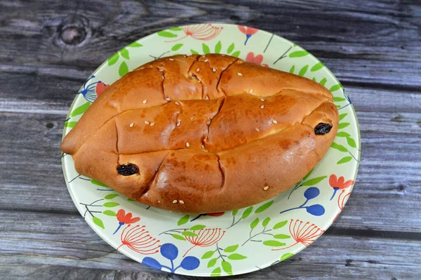 传统的埃及甜面包卷称为Shoreek 松软的面包 奶油和面团 顶部有芝麻种子和葡萄干 有或没有碎砂糖 — 图库照片