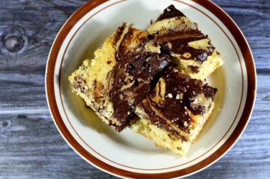 Kaplan mermer sünger keki, un, tereyağı, yağ, vanilya tozu, kakao, şeker, süt, yumurta ve kabartma tozu, çizgili süngerimsi lezzetli, fırında pişmiş kek, içkiyle servis edilmeye hazır.