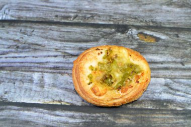 Biber dilimli küçük yuvarlak pizza, fırında pişmiş hamur ve servis edilmeye hazır yemek ve yemek konsepti, seçici odaklanma.