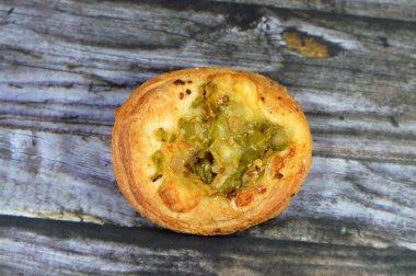 Biber dilimli küçük yuvarlak pizza, fırında pişmiş hamur ve servis edilmeye hazır yemek ve yemek konsepti, seçici odaklanma.