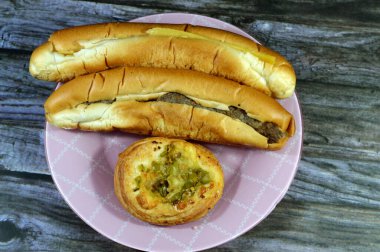 Bir tabak biber dilimli küçük yuvarlak pizza, uzun ekmekli Rumi peynirli sandviç, Mısır peynirli dilimler ve uzun ekmekli, geleneksel Arap mutfağında Kofta sandviçi.