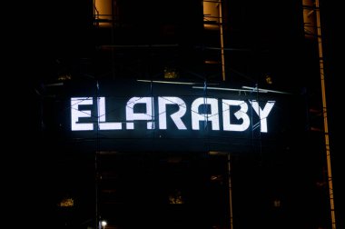 Kahire, Mısır, 19 Ağustos 2023: İnşaat halindeki Elaraby binasının dış cephesi ve gece lambalı grup logosu, ev aletleri ve elektrik ürünleri
