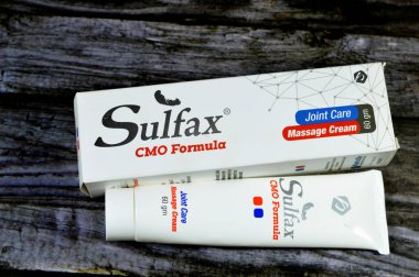 Giza, Mısır, 19 Ağustos 2023: Sulfax CMO formülü, Parkville Eczacılık, Ökaliptüs yağı, mentollü, kafur yağı ve cetyl myristoleate, Osteoartrit Ağrısı ve İltihaplanma için kullanılan masaj kremi