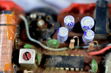 Giza, Mısır, 19 Ağustos 2023: Klasik radyo National Panasonic Pil AM Transistör, National eskiden Matsushita Electric Co., Ltd..
