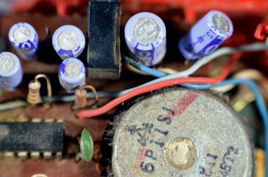 Giza, Mısır, 19 Ağustos 2023: Klasik radyo National Panasonic Pil AM Transistör, National eskiden Matsushita Electric Co., Ltd..