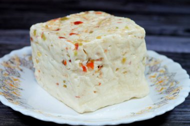 Bir tabak dolusu Mısır varili. Kırmızı ve yeşil biberli Baramily beyaz peyniri. Pastörize inek ve salata ve sandviç için bufalo sütü ile geleneksel Orta Doğu peyniri.