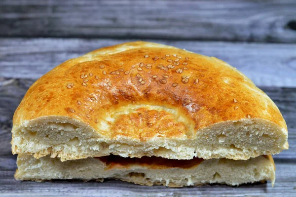 Tandyr Nan乌兹别克面包 一种中亚面包 通常用一种叫Chekich的面包图章装饰面团图案 也叫Tamdyr Corek Tonur Nan Tandir Non — 图库照片