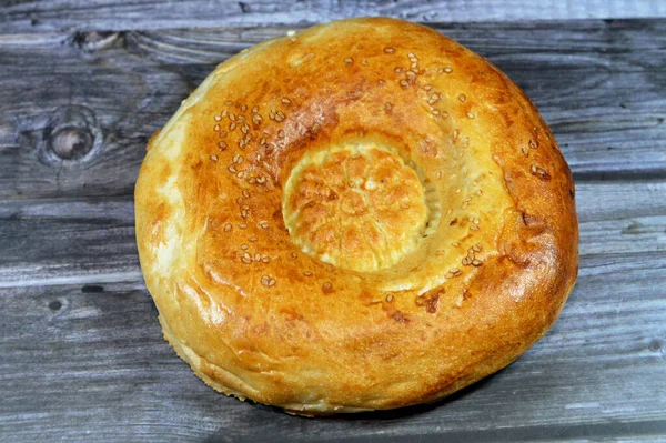Tandyr Nan乌兹别克面包 一种中亚面包 通常用一种叫Chekich的面包图章装饰面团图案 也叫Tamdyr Corek Tonur Nan Tandir Non — 图库照片